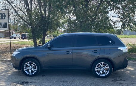 Mitsubishi Outlander III рестайлинг 3, 2014 год, 1 750 000 рублей, 2 фотография