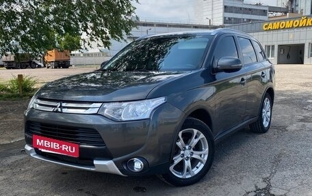 Mitsubishi Outlander III рестайлинг 3, 2014 год, 1 750 000 рублей, 7 фотография