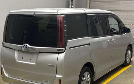 Toyota Noah III, 2021 год, 2 000 000 рублей, 3 фотография