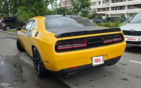 Dodge Challenger III рестайлинг 2, 2017 год, 5 900 000 рублей, 3 фотография