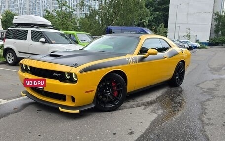 Dodge Challenger III рестайлинг 2, 2017 год, 5 900 000 рублей, 2 фотография