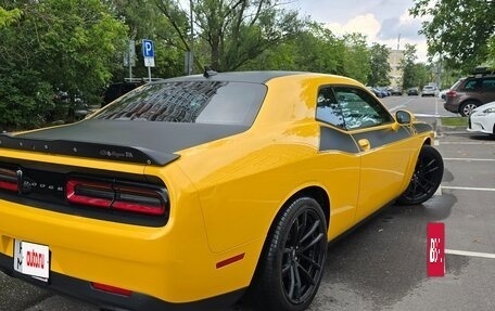Dodge Challenger III рестайлинг 2, 2017 год, 5 900 000 рублей, 4 фотография