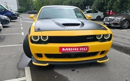 Dodge Challenger III рестайлинг 2, 2017 год, 5 900 000 рублей, 6 фотография