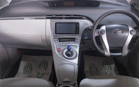 Toyota Prius, 2015 год, 1 349 000 рублей, 10 фотография