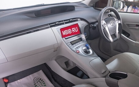 Toyota Prius, 2015 год, 1 349 000 рублей, 12 фотография
