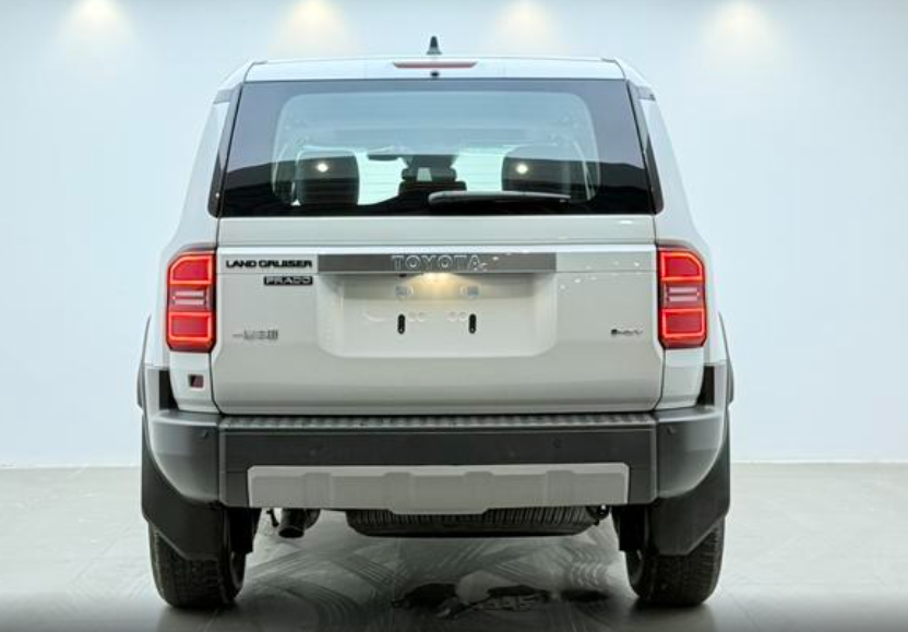 Toyota Land Cruiser Prado 150 рестайлинг 2, 2024 год, 8 950 000 рублей, 10 фотография