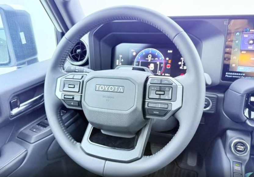 Toyota Land Cruiser Prado 150 рестайлинг 2, 2024 год, 8 950 000 рублей, 6 фотография