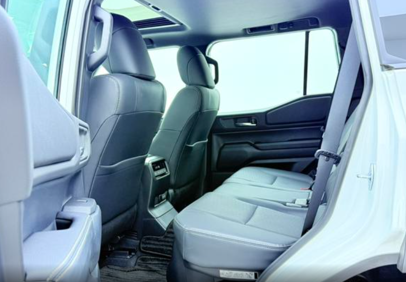 Toyota Land Cruiser Prado 150 рестайлинг 2, 2024 год, 8 950 000 рублей, 5 фотография