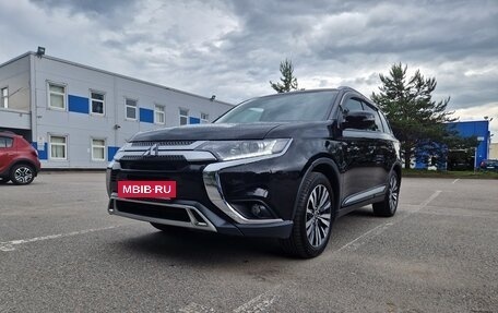 Mitsubishi Outlander III рестайлинг 3, 2019 год, 2 150 000 рублей, 4 фотография
