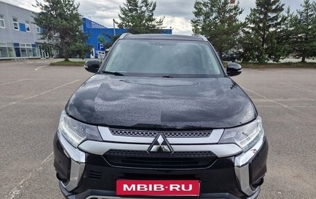 Mitsubishi Outlander III рестайлинг 3, 2019 год, 2 150 000 рублей, 11 фотография