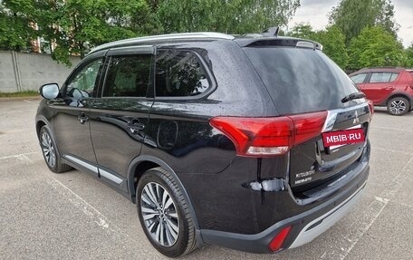 Mitsubishi Outlander III рестайлинг 3, 2019 год, 2 150 000 рублей, 2 фотография