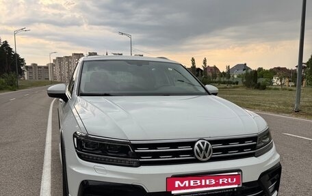 Volkswagen Tiguan II, 2018 год, 2 830 000 рублей, 2 фотография