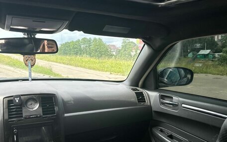Chrysler 300C II, 2006 год, 2 000 000 рублей, 13 фотография