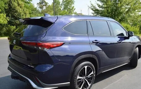 Toyota Highlander, 2022 год, 3 556 000 рублей, 2 фотография
