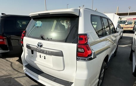 Toyota Land Cruiser Prado 150 рестайлинг 2, 2022 год, 6 800 000 рублей, 2 фотография
