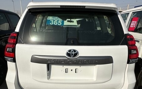 Toyota Land Cruiser Prado 150 рестайлинг 2, 2022 год, 6 800 000 рублей, 3 фотография