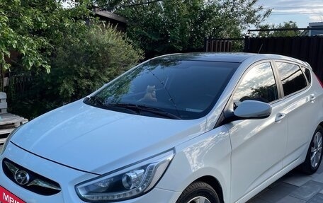 Hyundai Solaris II рестайлинг, 2013 год, 950 000 рублей, 2 фотография