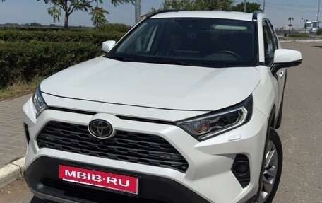 Toyota RAV4, 2020 год, 3 300 000 рублей, 2 фотография