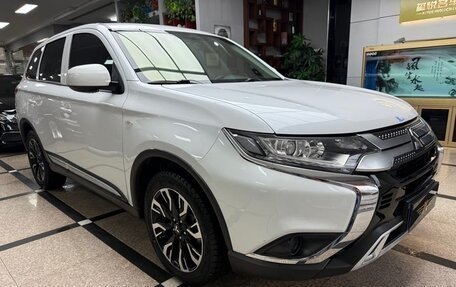 Mitsubishi Outlander III рестайлинг 3, 2022 год, 1 543 800 рублей, 3 фотография