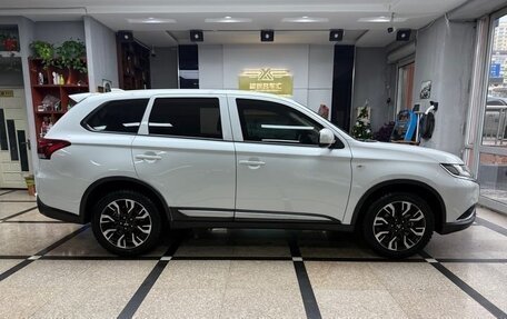 Mitsubishi Outlander III рестайлинг 3, 2022 год, 1 543 800 рублей, 4 фотография