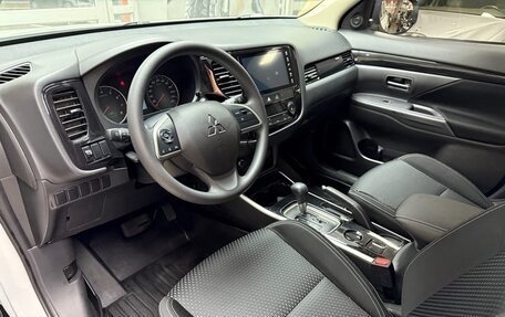 Mitsubishi Outlander III рестайлинг 3, 2022 год, 1 543 800 рублей, 9 фотография