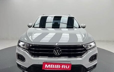 Volkswagen T-Roc I, 2022 год, 1 870 000 рублей, 2 фотография