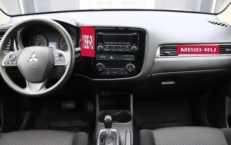 Mitsubishi Outlander III рестайлинг 3, 2014 год, 1 381 000 рублей, 11 фотография