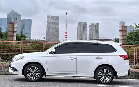 Mitsubishi Outlander III рестайлинг 3, 2021 год, 2 040 111 рублей, 9 фотография