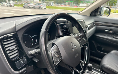Mitsubishi Outlander III рестайлинг 3, 2017 год, 2 300 000 рублей, 9 фотография