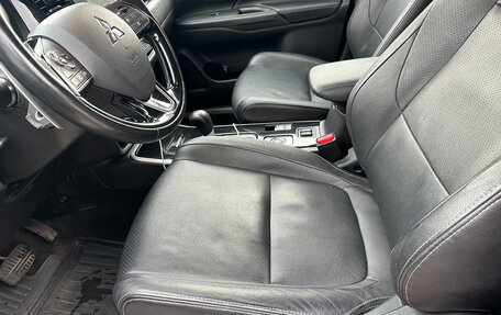 Mitsubishi Outlander III рестайлинг 3, 2017 год, 2 300 000 рублей, 11 фотография