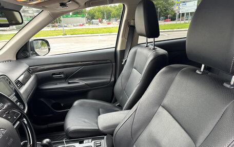 Mitsubishi Outlander III рестайлинг 3, 2017 год, 2 300 000 рублей, 10 фотография