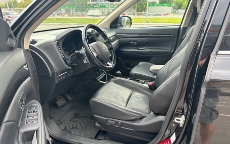 Mitsubishi Outlander III рестайлинг 3, 2017 год, 2 300 000 рублей, 8 фотография