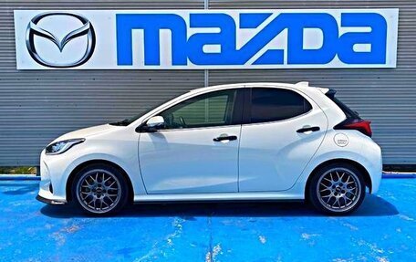Toyota Yaris, 2022 год, 1 700 000 рублей, 2 фотография