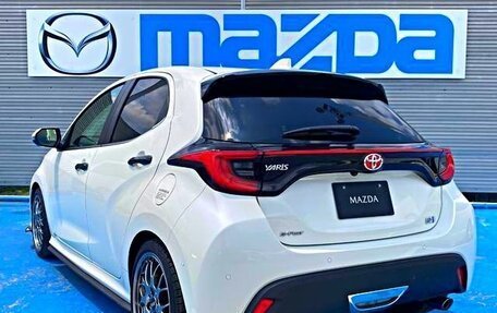 Toyota Yaris, 2022 год, 1 700 000 рублей, 3 фотография
