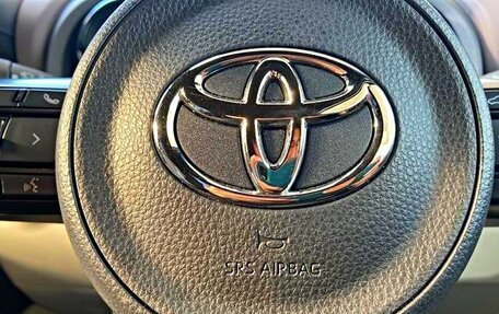 Toyota Yaris, 2022 год, 1 700 000 рублей, 13 фотография