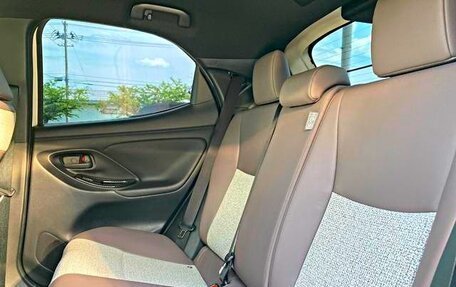 Toyota Yaris, 2022 год, 1 700 000 рублей, 21 фотография
