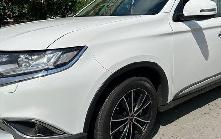 Mitsubishi Outlander III рестайлинг 3, 2015 год, 2 300 000 рублей, 3 фотография