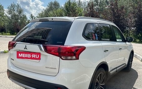 Mitsubishi Outlander III рестайлинг 3, 2015 год, 2 300 000 рублей, 4 фотография