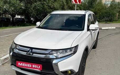 Mitsubishi Outlander III рестайлинг 3, 2015 год, 2 300 000 рублей, 2 фотография