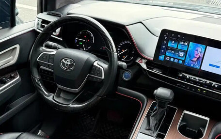 Toyota Sienna, 2022 год, 3 300 000 рублей, 7 фотография