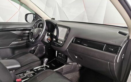 Mitsubishi Outlander III рестайлинг 3, 2021 год, 2 635 000 рублей, 9 фотография