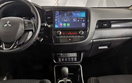 Mitsubishi Outlander III рестайлинг 3, 2021 год, 2 635 000 рублей, 11 фотография