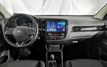Mitsubishi Outlander III рестайлинг 3, 2021 год, 2 635 000 рублей, 10 фотография