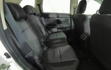 Mitsubishi Outlander III рестайлинг 3, 2021 год, 2 635 000 рублей, 12 фотография