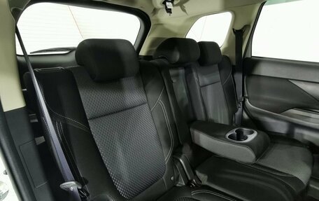 Mitsubishi Outlander III рестайлинг 3, 2021 год, 2 635 000 рублей, 13 фотография