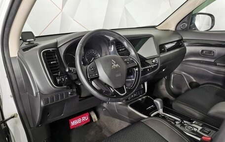 Mitsubishi Outlander III рестайлинг 3, 2021 год, 2 635 000 рублей, 14 фотография