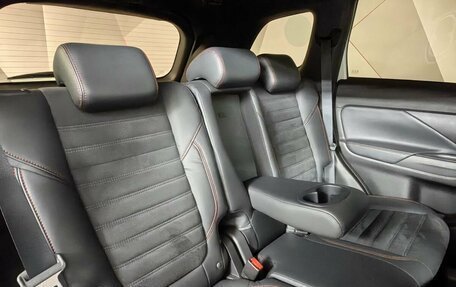 Mitsubishi Outlander III рестайлинг 3, 2021 год, 2 298 000 рублей, 13 фотография