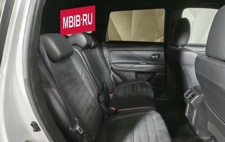 Mitsubishi Outlander III рестайлинг 3, 2021 год, 2 298 000 рублей, 12 фотография