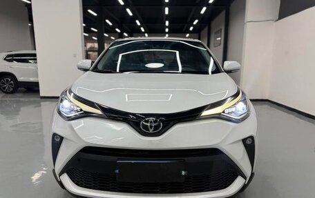 Toyota C-HR I рестайлинг, 2022 год, 2 250 000 рублей, 2 фотография