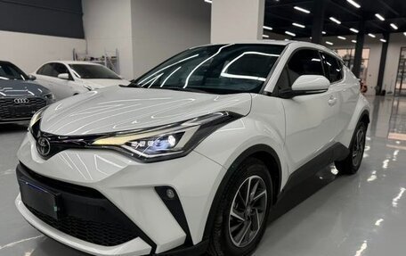 Toyota C-HR I рестайлинг, 2022 год, 2 250 000 рублей, 3 фотография